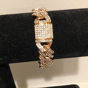 Elegant Gold Bracelet with Crystal Accents